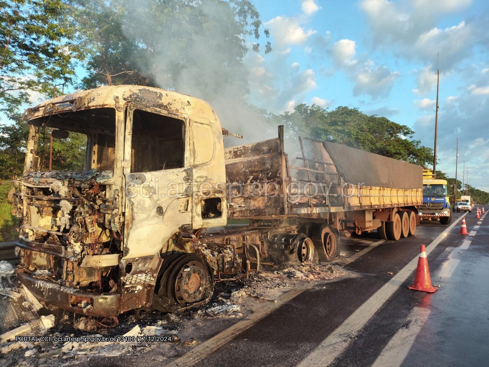 Carreta pega fogo na Rodovia Anhanguera em Sales Oliveira