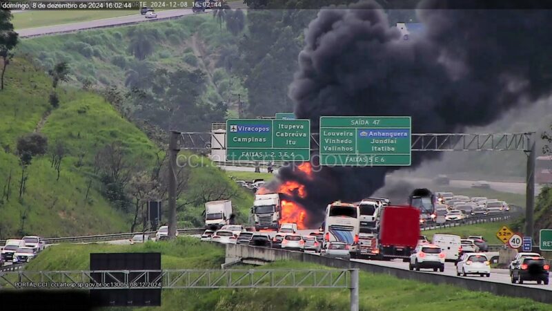 Carreta pega fogo na Rodovia dos Bandeirantes e provoca grande congestionamento