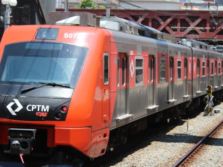 Passageira é resgatada após ficar com a perna presa em vão na Estação Corinthians-Itaquera da CPTM