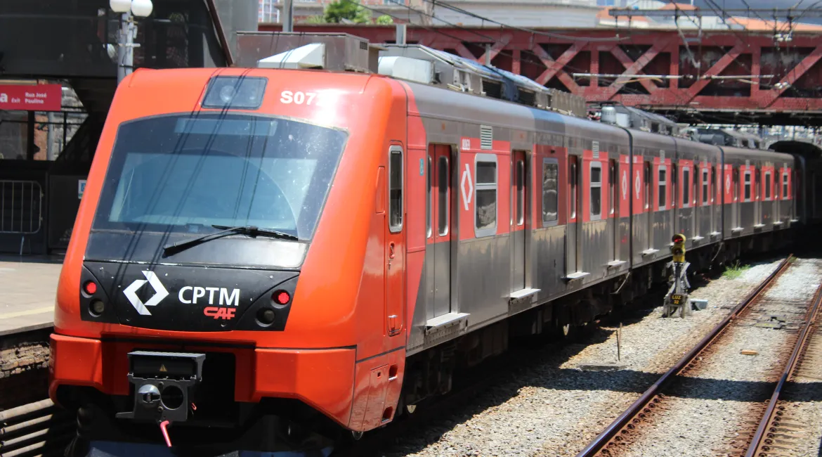 Passageira é resgatada após ficar com a perna presa em vão na Estação Corinthians-Itaquera da CPTM