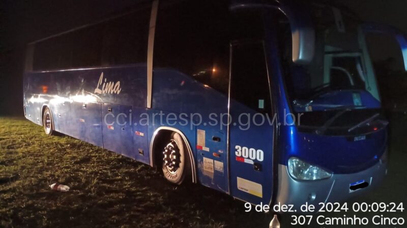 Ônibus abandonado é encontrado na Rodovia Washington Luís em Rio Claro-SP