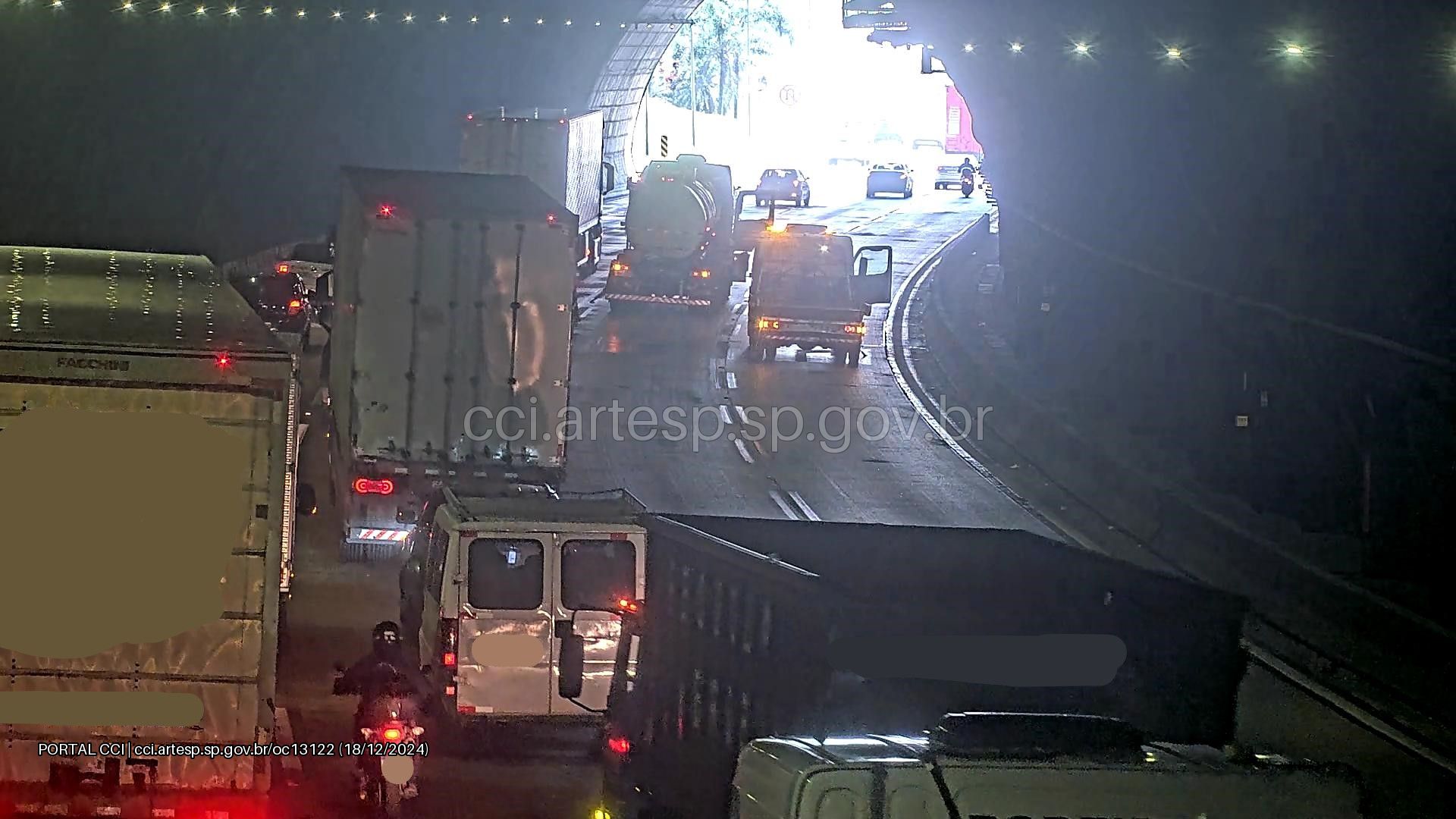 Carreta quebrada gera congestionamento no Rodoanel em São Paulo