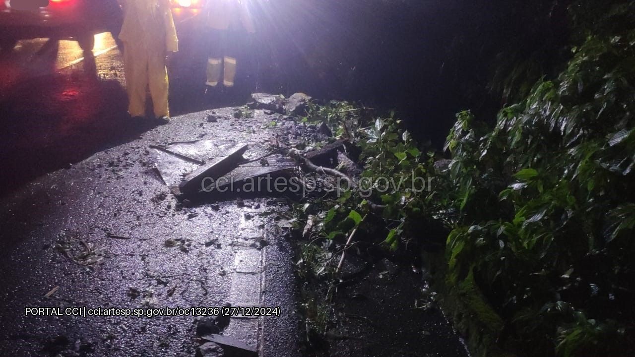 Deslizamento de talude interdita trecho da Rodovia Mogi-Bertioga no litoral norte de São Paulo