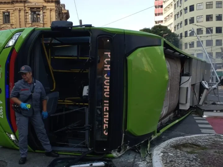 Ônibus elétrico tomba e pega fogo na Praça João Mendes no Centro de São Paulo