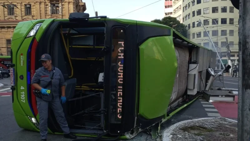 Ônibus elétrico tomba e pega fogo na Praça João Mendes no Centro de São Paulo