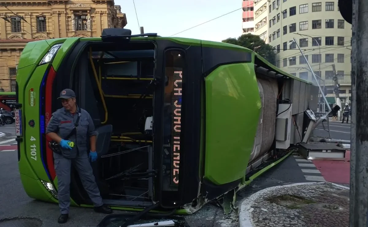 Ônibus elétrico tomba e pega fogo na Praça João Mendes no Centro de São Paulo