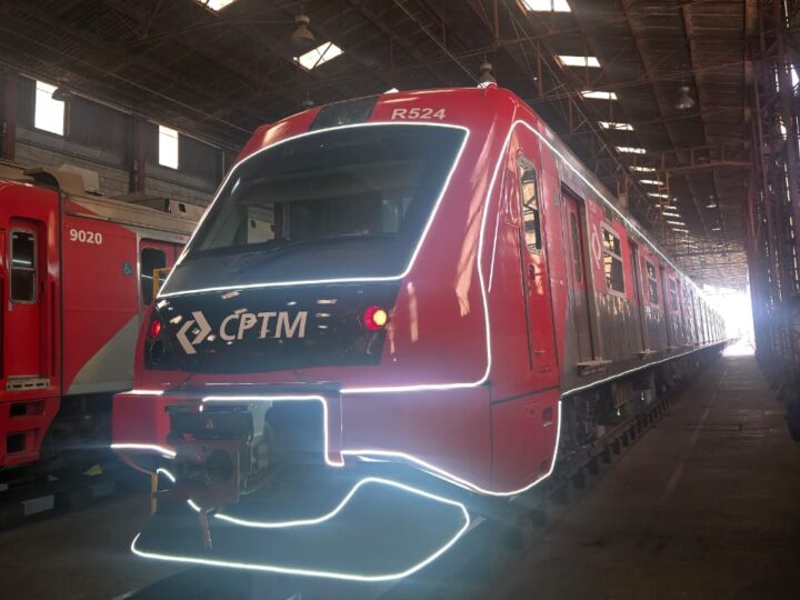 Trem iluminado celebra festas de fim de ano na Linha 12-Safira da CPTM