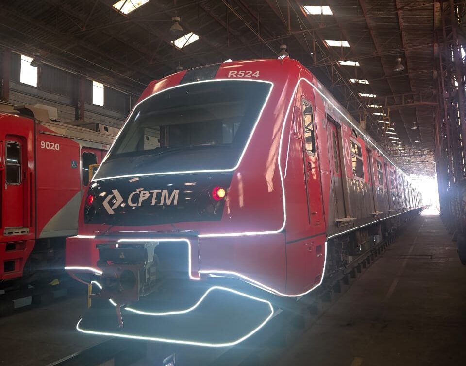 Trem iluminado celebra festas de fim de ano na Linha 12-Safira da CPTM