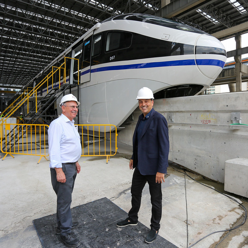 Governador em exercício visita obras da Linha 17-Ouro e acompanha testes no primeiro trem da frota