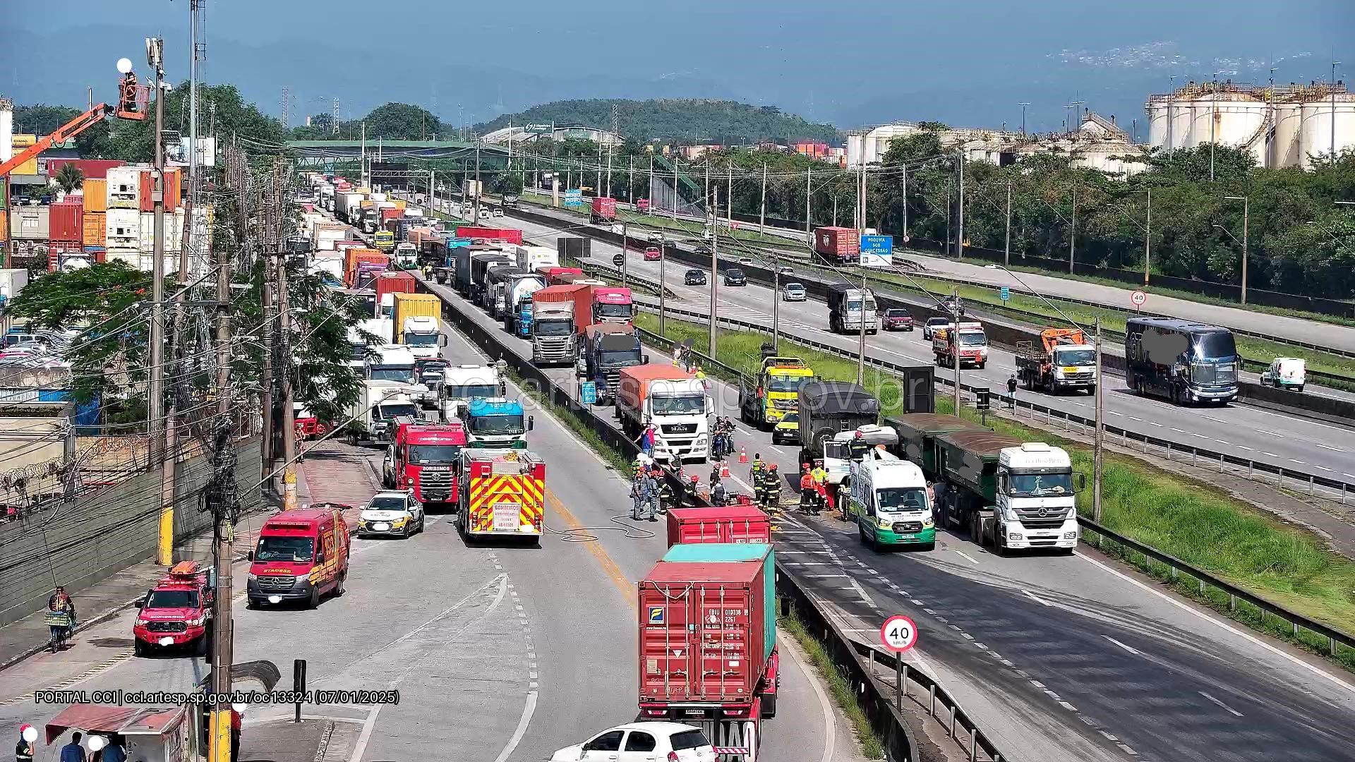 Acidente entre carretas bloqueia via de acesso à Rodovia Anchieta em Cubatão