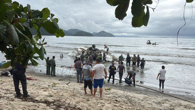 Avião de pequeno porte atravessa pista e cai em praia de Ubatuba