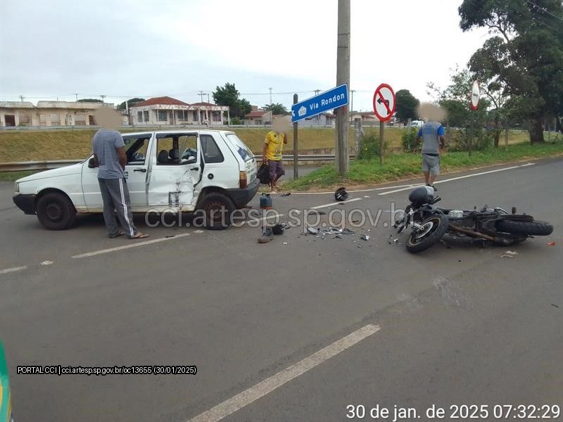 Acidente entre carro e moto na Rodovia Marechal Rondon em Bauru