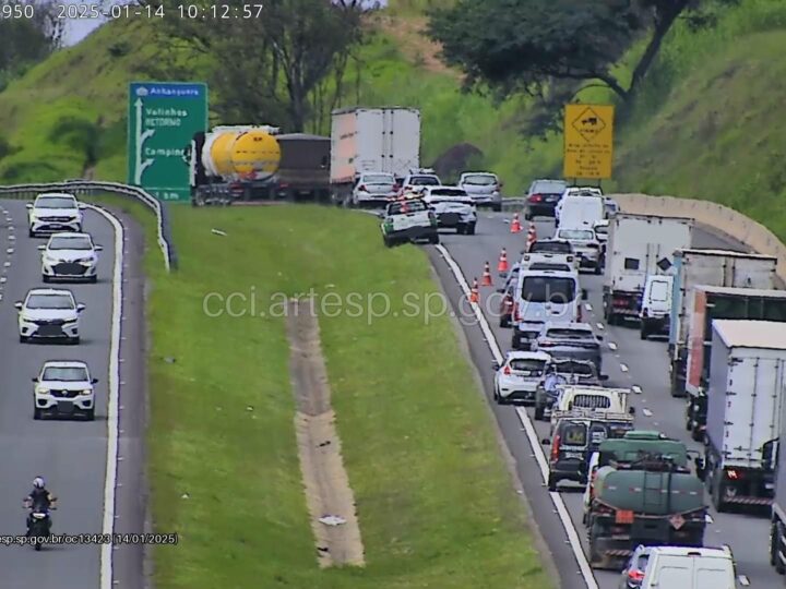 Acidente entre carreta e automóvel causa congestionamento na Rodovia José Roberto Magalhães Teixeira