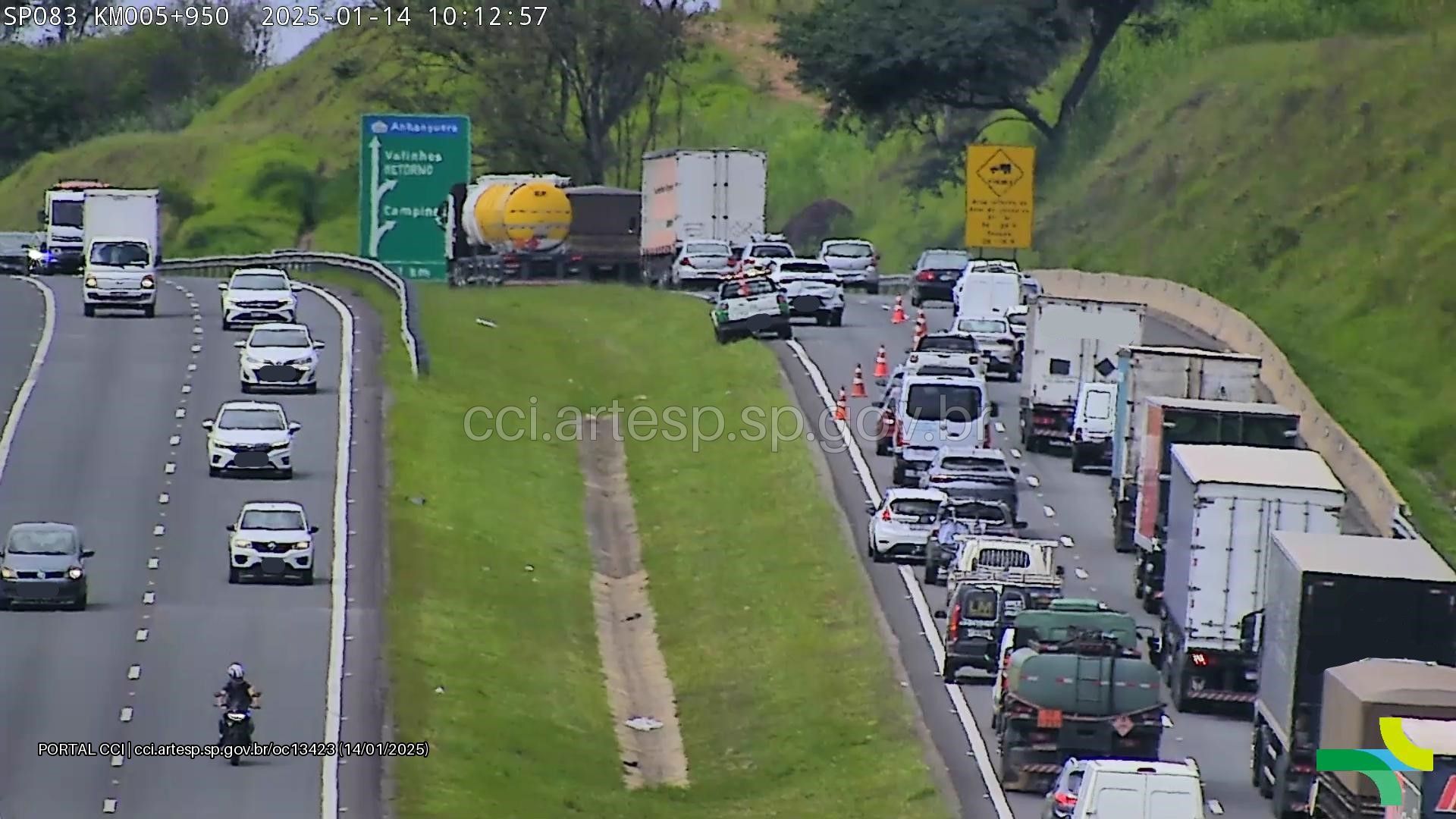 Acidente entre carreta e automóvel causa congestionamento na Rodovia José Roberto Magalhães Teixeira