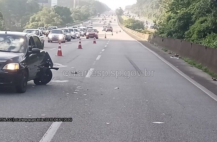 Acidente na Rodovia dos Imigrantes deixa motociclista gravemente ferido e bloqueia faixas