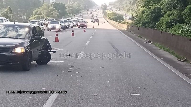 Acidente na Rodovia dos Imigrantes deixa motociclista gravemente ferido e bloqueia faixas