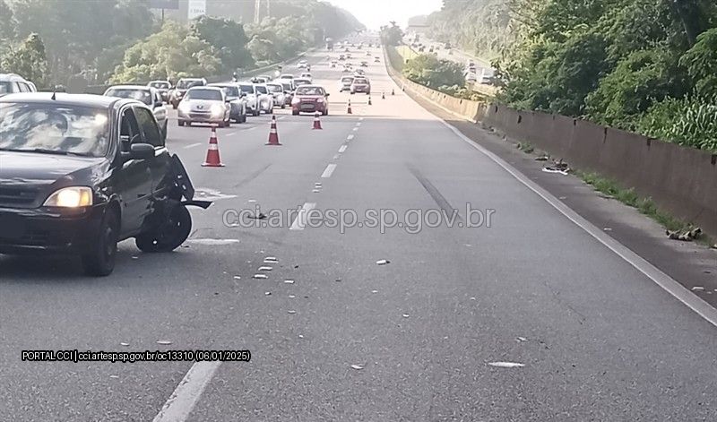 Acidente na Rodovia dos Imigrantes deixa motociclista gravemente ferido e bloqueia faixas