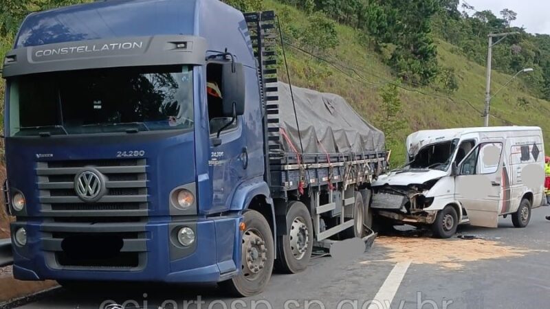 Acidente entre van e caminhão na SP-088 em Mogi das Cruzes deixa um morto