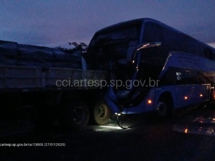 Ônibus colide na traseira de caminhão e deixa feridos na Rodovia Anhanguera