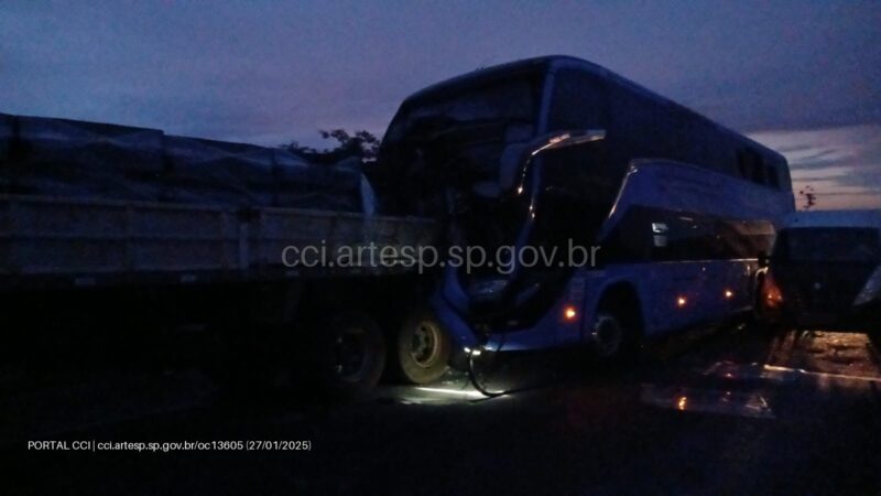 Ônibus colide na traseira de caminhão e deixa feridos na Rodovia Anhanguera