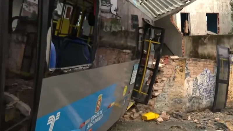 Ônibus desgovernado colide contra casa no Jabaquara