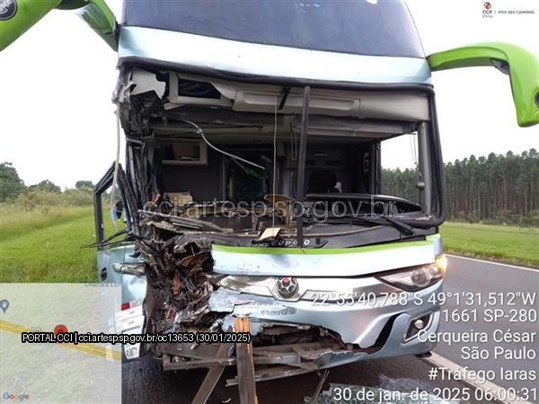 Acidente entre ônibus e caminhão na Rodovia Castelo Branco deixa feridos e bloqueia acostamento em Cerqueira César