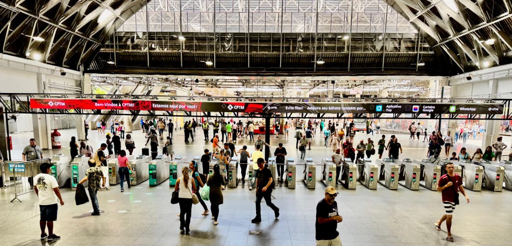 Estação Brás da CPTM passa por modernização com painéis digitais interativos