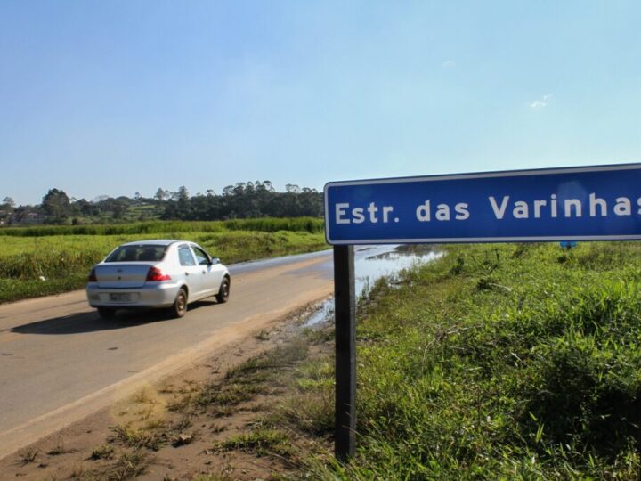 Carro capota e homem fica ferido na Estrada das Varinhas, em Mogi