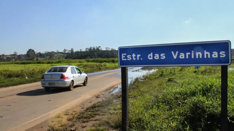 Carro capota e homem fica ferido na Estrada das Varinhas, em Mogi