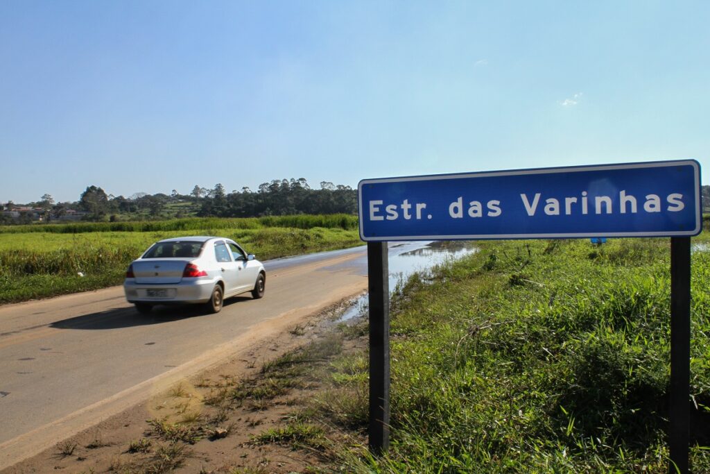 Carro capota e homem fica ferido na Estrada das Varinhas, em Mogi