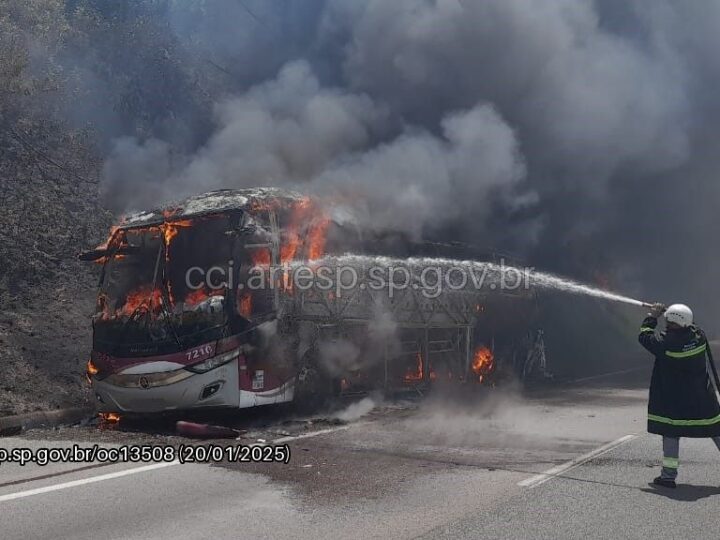 Ônibus pega fogo na Rodovia Dom Pedro I e gera congestionamento em Jarinu