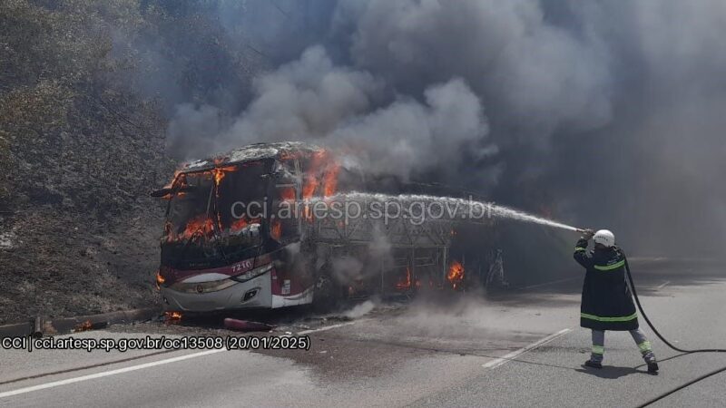 Ônibus pega fogo na Rodovia Dom Pedro I e gera congestionamento em Jarinu