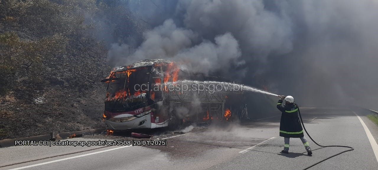 Ônibus pega fogo na Rodovia Dom Pedro I e gera congestionamento em Jarinu