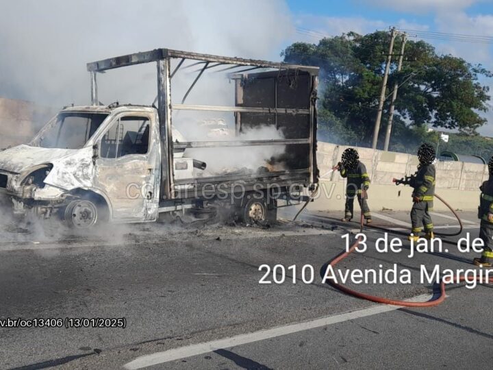 Incêndio em veículo causa congestionamento no Rodoanel em Carapicuíba