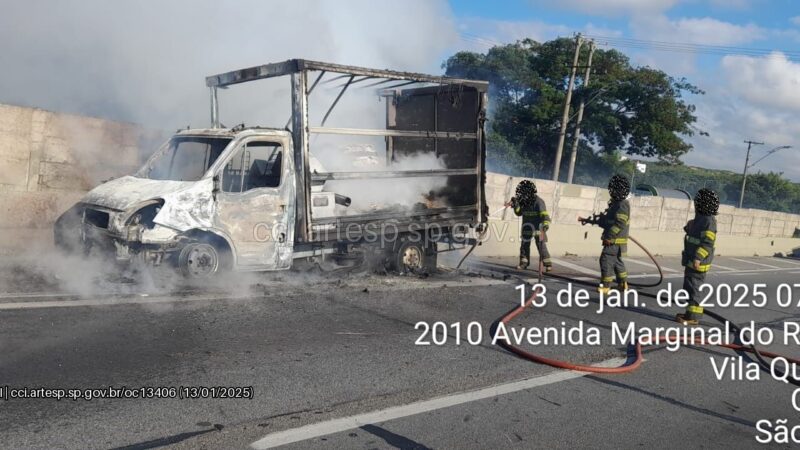 Incêndio em veículo causa congestionamento no Rodoanel em Carapicuíba