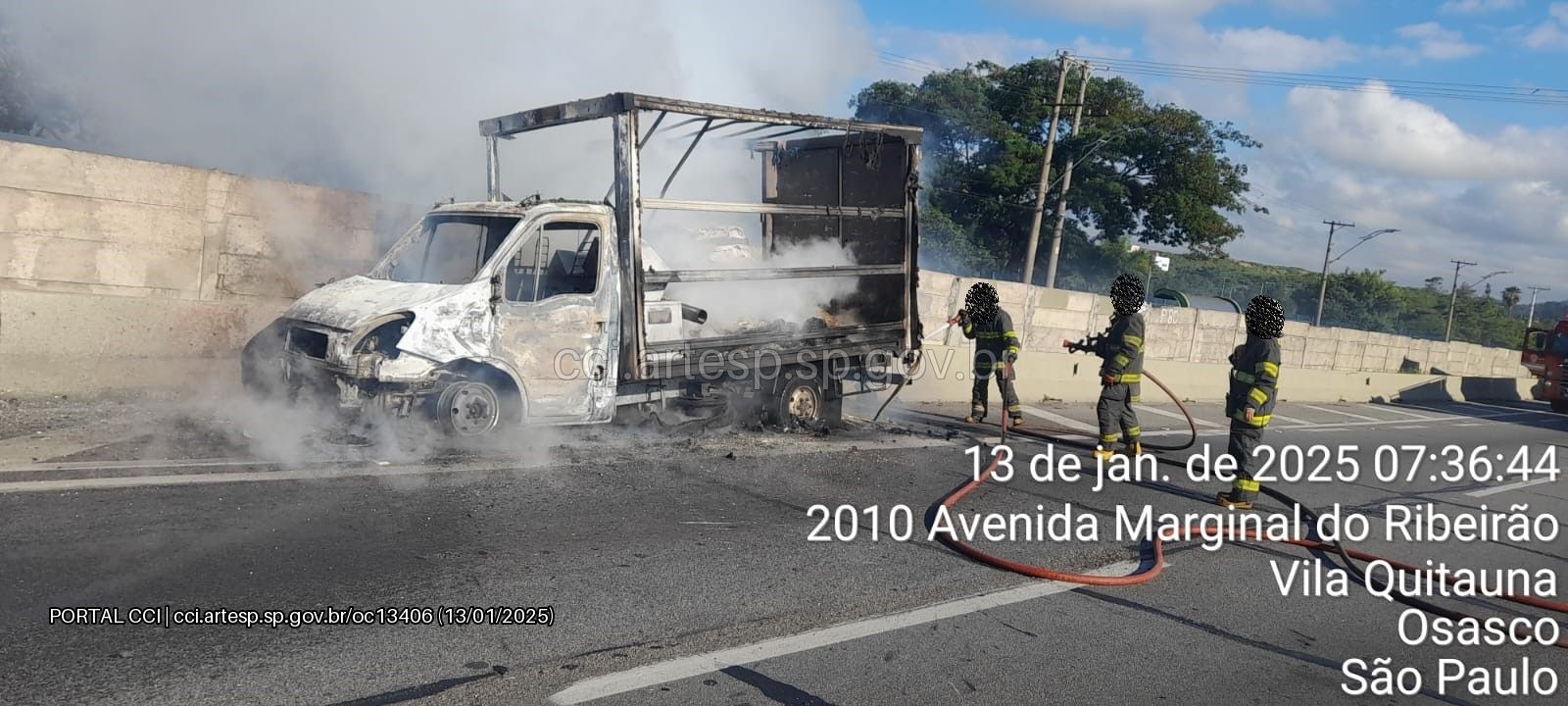 Incêndio em veículo causa congestionamento no Rodoanel em Carapicuíba