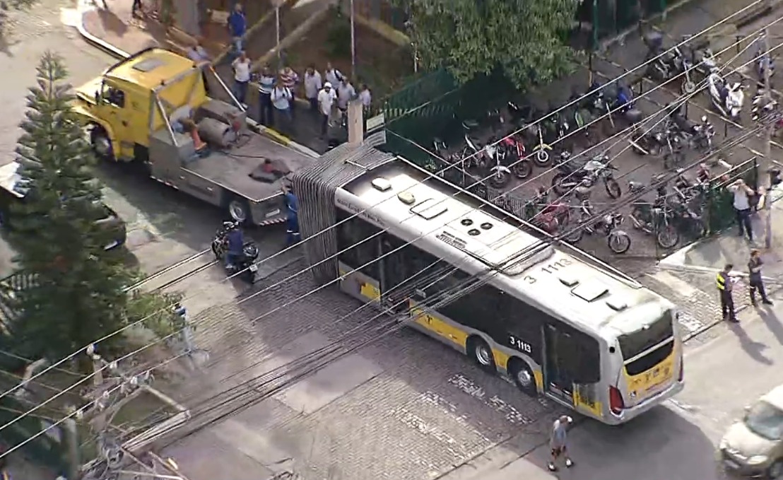 Ônibus articulado parte ao meio em Avenida da Zona Leste de São Paulo