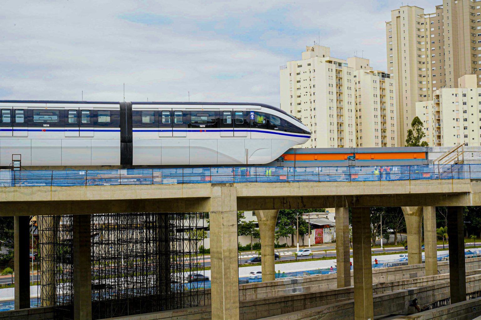 Metrô faz primeira viagem com trem da Linha 17-Ouro do monotrilho