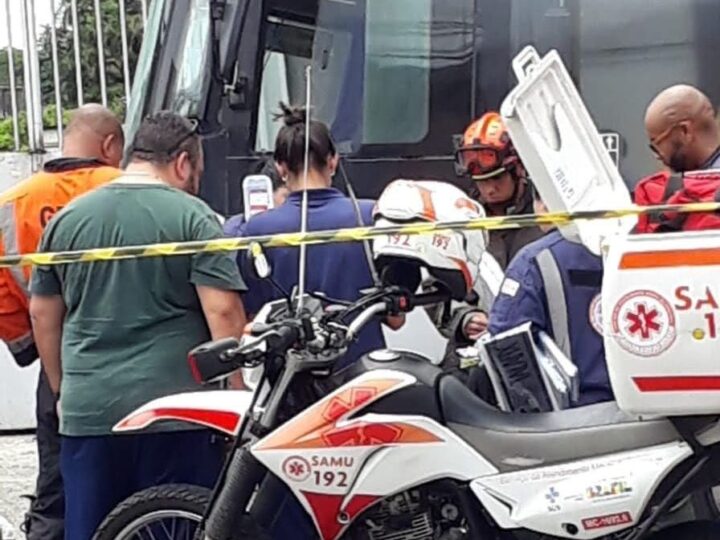 Motociclista fica gravemente ferido após colisão com ônibus na Zona Sul de São Paulo