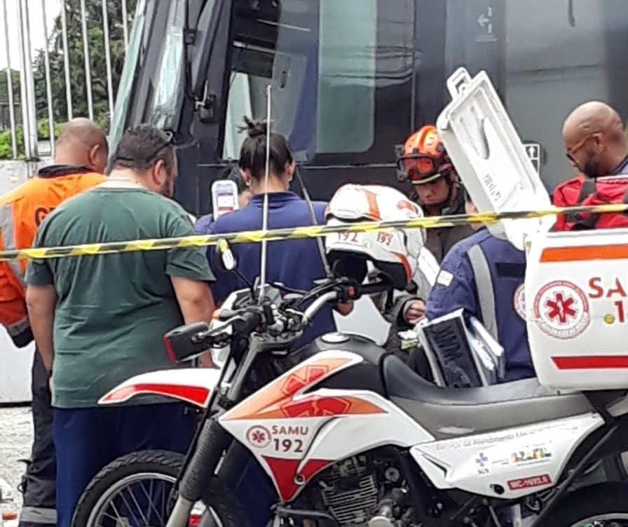 Motociclista fica gravemente ferido após colisão com ônibus na Zona Sul de São Paulo