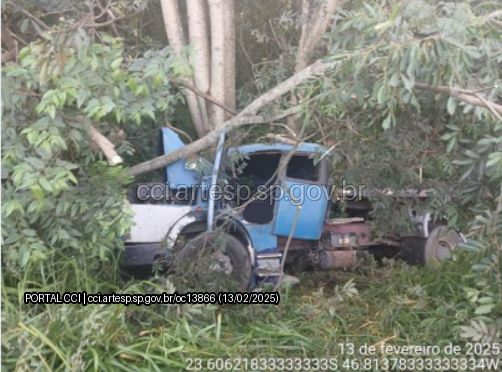 Motorista morre após carreta cair em ribanceira no Rodoanel Oeste