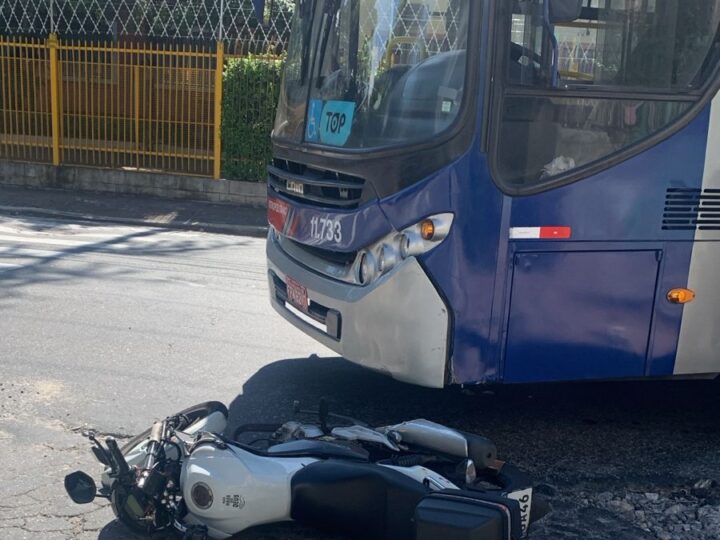 Motociclista fica ferido após colisão com ônibus da EMTU em Taboão da Serra