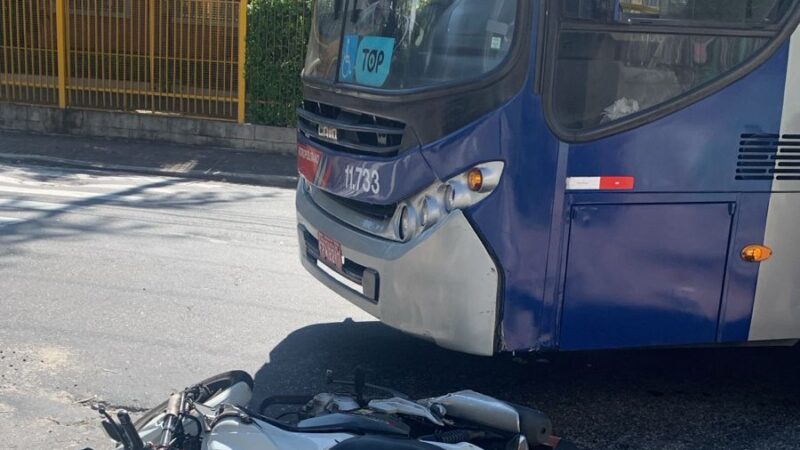 Motociclista fica ferido após colisão com ônibus da EMTU em Taboão da Serra