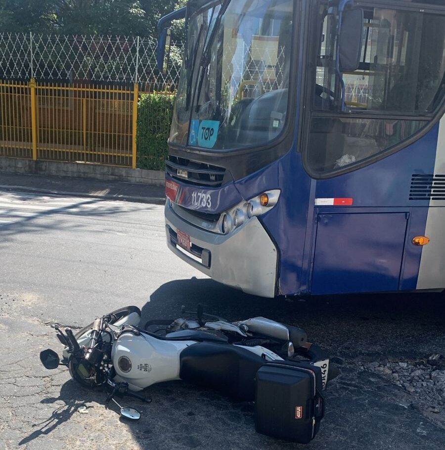 Motociclista fica ferido após colisão com ônibus da EMTU em Taboão da Serra