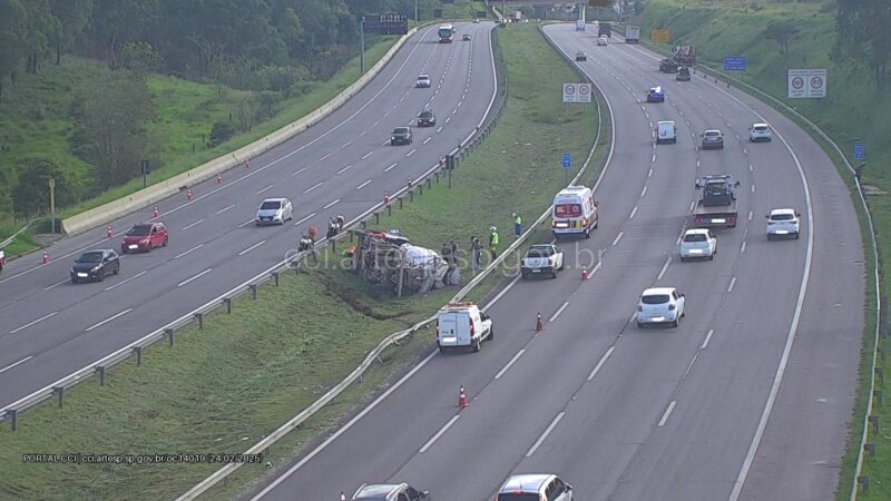 Caminhão betoneira tomba no Rodoanel Oeste e bloqueia faixa 1