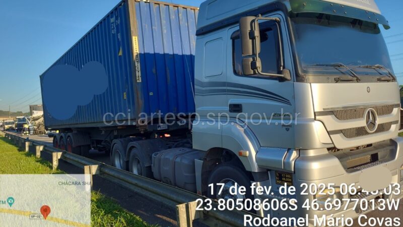 Colisão entre duas carretas causa congestionamento no Rodoanel