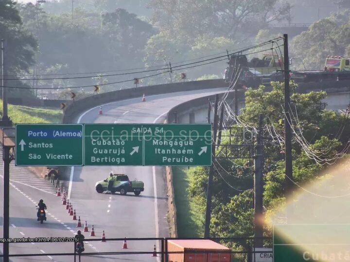 Acidente na Rodovia Anchieta bloqueia trecho em Cubatão