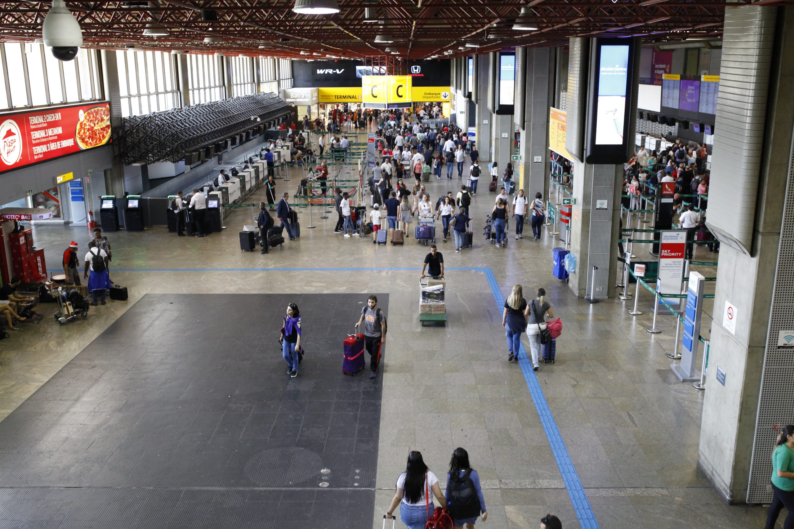 Aeroporto de Guarulhos cresce 5% em passageiros e bate recordes em 2025