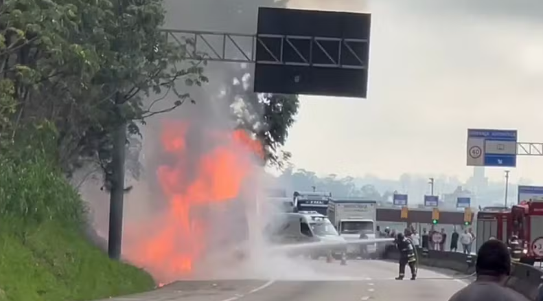 Incêndio em caminhão com 24 toneladas de parafina interdita Rodovia Dutra em Jacareí