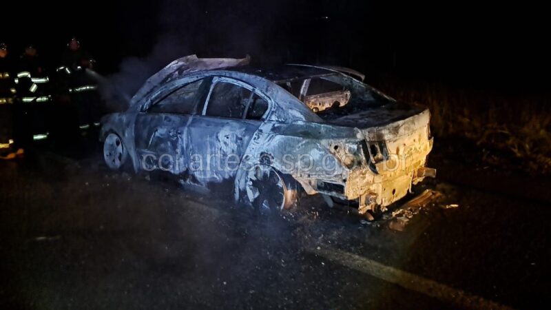 Carro pega fogo na Rodovia Castelo Branco